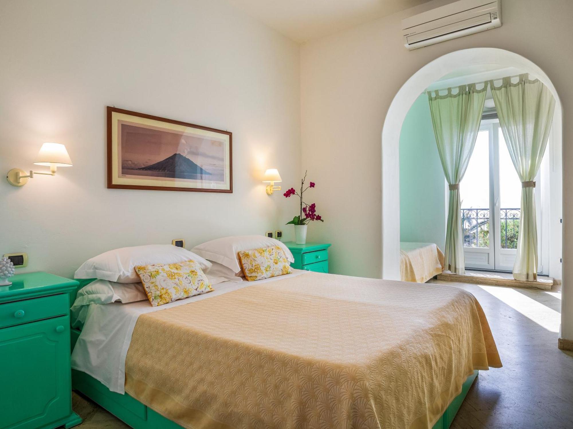 Hotel Ossidiana Stromboli Center ภายนอก รูปภาพ